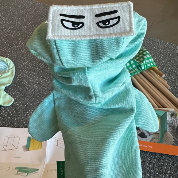 Lovevery Storyteller Tent and 2 puppets - Picture 4 of 7